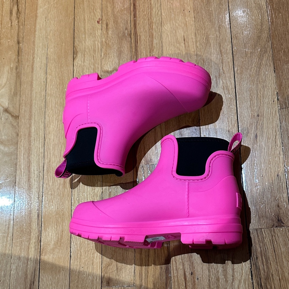 Ugg Pink Droplet Waterproof Booties Womens sz 5 Practically New